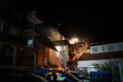 Gebaeudebrand in Sindelfingen - Grosseinsatz fuer die Feuerwehren aus dem Landkreis Boeblingen und die Polizei 